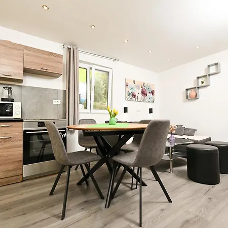 Daire New, Close To The With Terrace, Grill, Parking, 2-rooms