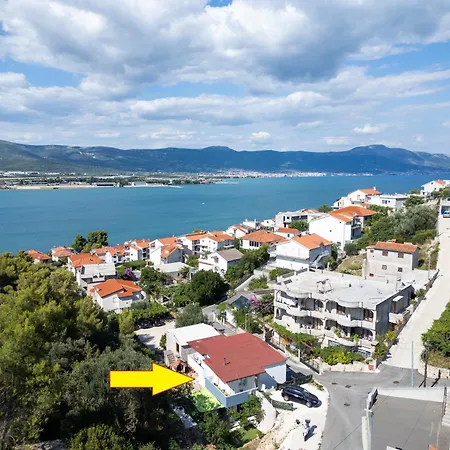 Daire New, Close To The With Terrace, Grill, Parking, 2-rooms Trogir