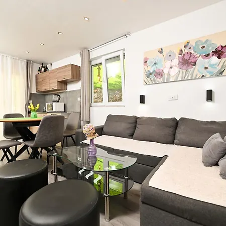 Daire New, Close To The With Terrace, Grill, Parking, 2-rooms Trogir